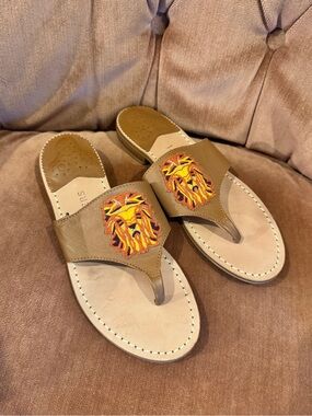 Embroidered Jack Rogers Leo Lion Tan Leather Thong Sandals 6.5 size Zodiac